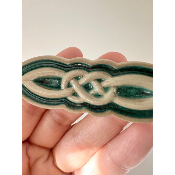 Irish lover’s knot ceramic brooch pin - Picture 4 of 7